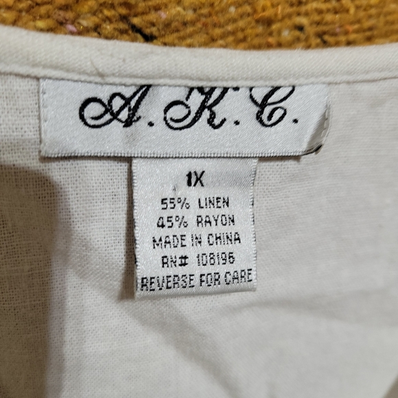 (4259) AKC, Women's White Top. Sleeveless ,Size 1X, - Picture 6 of 6